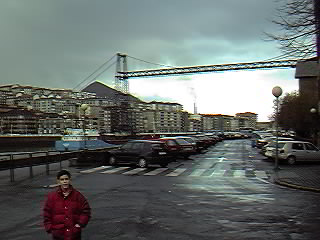 El 'Puente Bizkaia', popularmente conocido como el Puente Colgante, es una arquitectura en hierro, que une el Municipio de Getxo con el de Portugalete, salvando la r�a del Nervi�n. La obra, finalizada en julio de 1.893, es de Alberto Palacio.