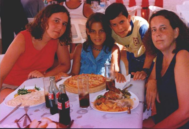 Leire, Amaia (la prima), Aitor y Ama (1998)