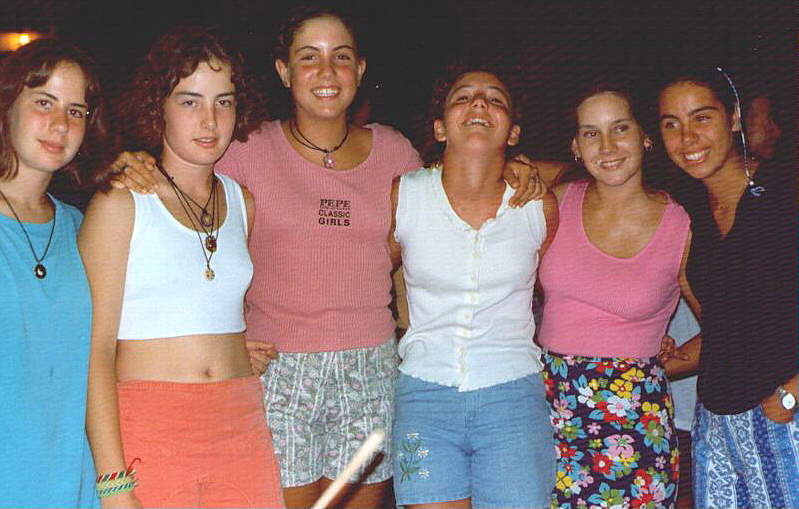 Leire (4� por la izquierda) y sus amigas (1997) WIDTH=770 