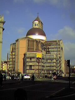Iglesia Nuestra Se�ora de Las Mercedes: Proyectada en 1.885 por Severino de Ach�carro, sufri� varias modificaciones hasta que en 1.937 esta obra se perdi� lamentablemente en un incendio durante la Guerra Civil. Terminada �sta, se nombr� una junta de vecinos encargada de su reconstrucci�n. Fruto de su trabajo es la obra que hoy conocemos, bendecida en 1.947 y debida a la colaboraci�n de los arquitectos Rafael de Garamendi y Manuel Gal�ndez. Cuenta con siete �nicas pinturas de Ramil, pintor de frescos y b�vedas, natural de Bilbao. Destaca el �rgano que perteneci� al Teatro Real de Madrid y es el mayor del Pa�s Vasco, con 4 teclados y 80 juegos. Horarios de visita: Todos los d�as de 9.00 a 10.00; de 12.00 a 13.45 y de 18.00 a 20.00 h..