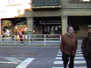 Cruzado el sem�foro, nos dirigimos hacia la c/ Mayor.