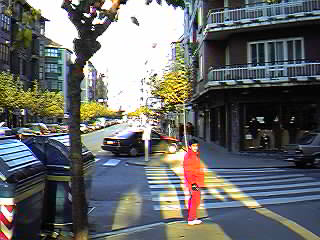 Sigamos por la acera.