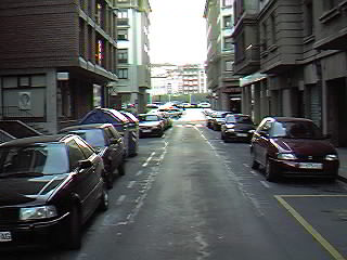 Retrocediendo por el itinerario de la c/ Gobela, hacia la Avda. de Santa Ana.