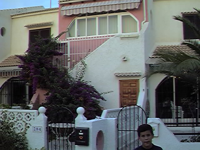 TIPO VIKINGO. Chalets en MIL PALMERAS. Verano del 99.