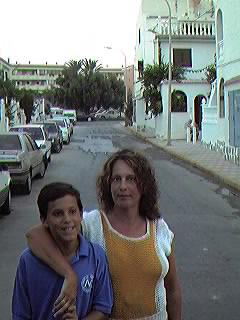 Hacia el parking. Urbanizaci�n Mil Palmeras.