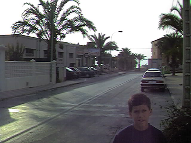 Cruce de las Avenidas de Espa�a (en l�nea) y de Francia (perpendicular, al fondo). Escenas en MIL PALMERAS. Verano del 99.