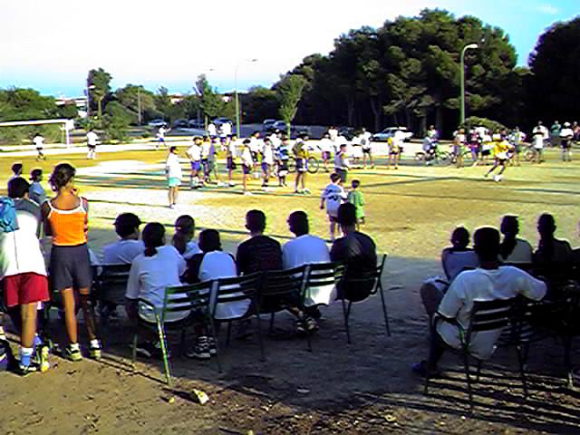 Zona deportiva en la Avda. de Suecia, junto a la iglesia y la piscina del Oasis. Urbanizaci�n Mil Palmeras.