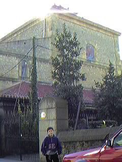 Iglesia de San Nicol�s de Bari: Construida entre 1.854 y 1.863, fue dise�ada por Lorenzo Francisco de M��iz. No obstante, en 1.925 sufri� una reforma llevada a cabo por el arquitecto Antonio Araluce. El edificio, estil�sticamente del neocl�sico tard�o, resulta de los m�s interesantes de toda Bizkaia. Su situaci�n, junto al edificio del antiguo ayuntamiento y el actual teatro Getxo Antzokia, configura una zona que fue centro de la vida p�blica de Algorta desde la segunda mitad del S. XIX.