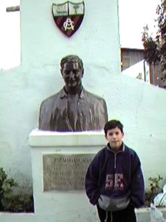 Busto de Jos� M� de Atxa (dato facilitado por Javier Gartzia). Zona deportiva y urbanizaci�n 'El Antiguo Golf'.