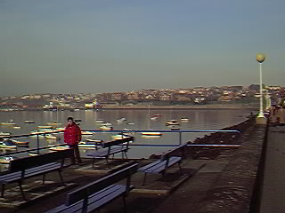 Bancos para admirar el Abra desde el muelle de Las Arenas.