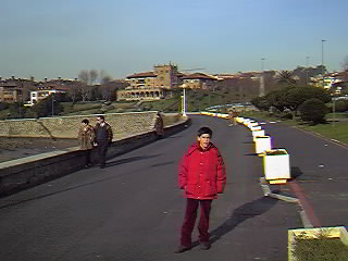 Final del Muelle, con una zona ajardinada y al fondo se aprecia el Palacio Lezama Legizamon, en Algorta.