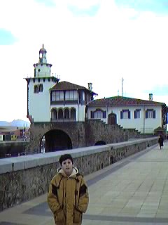 Zona peatonal y 'bidegorri' para bicicletas. Al fondo, Casa de Na�fragos (Muelle de Arriluze, s/n. Algorta): Documentada en 1.920, se trata de una obra de Ignacio Smith. Imita las caracter�sticas de un gran caser�o de dos pisos. En una esquina, surgiendo del mar en grandes arcadas, se alza una torre de faro de secci�n circular.