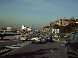Paseo de Arriluze. Al fondo la rotonda que se dirige hacia el Puerto Nuevo y la playa de Ereaga.