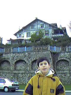 Caser�o Aizgoyen (Atxekolandeta, 13. Algorta): Una de las m�s antiguas y significativas obras del arquitecto Manuel M� Smith (1.910), del regionalismo inspirado en los caser�os vascos y realizado en mamposter�a.