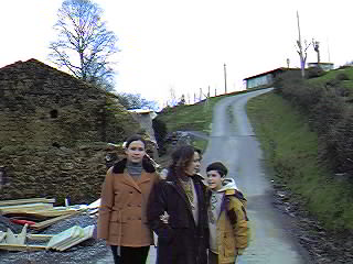 c/ Larra�azubi. Se vislumbra la ermita de Santa Columba de Rotaetxe, arriba.