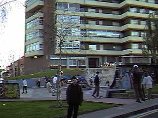 Acceso hacia la c/ Negubide. La 'U', zona de juegos y parque.