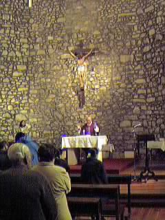 Iglesia de Santa Mar�a (Maidagan. Andra Mari): Seg�n el profesor Barrio Loza, su cronolog�a debe situarse en el S. XII. De la primitiva iglesia de construcci�n rom�nica apenas se conservan unos pocos restos. La obra que ha llegado a nuestros d�as es mayoritariamente de mediados del S. XVIII y se identifica plenamente con los modelos barrocos t�picos de esta centuria en Bizkaia. Cuenta con dos p�rticos, ambos realizados en madera. En su interior se halla una talla que representa una Virgen sentada con ni�o. Se trata de una obra de influencia flamenca de transici�n g�tico-renacentista. La iglesia posee como elementos decorativos dos escudos que representan, en distintas variantes, las armas de la casa Getxo-Martiartu. Horarios de visita de cara al p�blico: laborables a las 19.00 h.; s�bados, domingos y festivos 09.00, 11.00, 12.00 y 13.00 h.