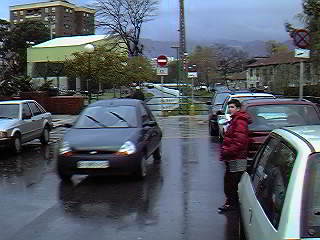 Seguimos por la calle Errekagane, al fondo se aprecia la Plaza de la Estaci�n, de Metro Las Arenas.