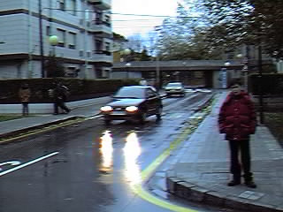 Al fondo est� la estaci�n de Metro Gobela, y pasando bajo las v�as est� la c/ Negubide.