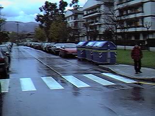 Desde aqu�, por la c/ Errekagane, puedes recorrer las orillas del r�o Gobela, entrando en Romo...